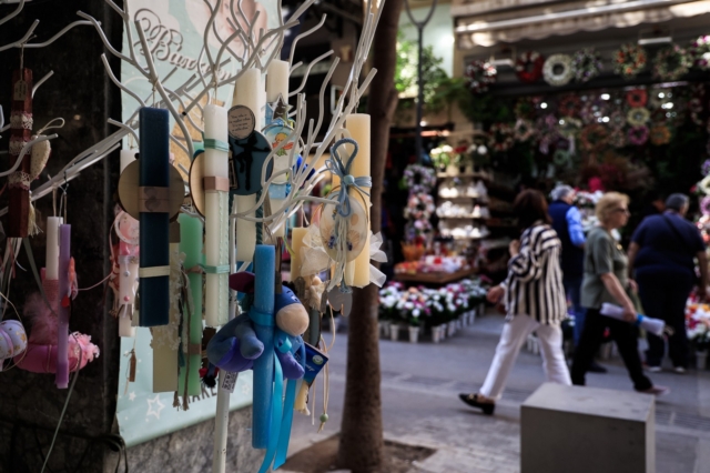 Πασχαλινές λαμπάδες σε κατάστημα στην Αθήνα