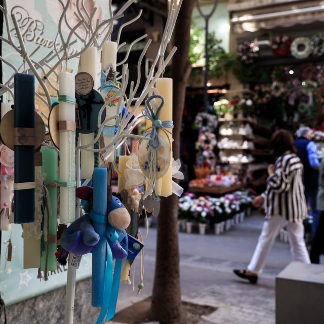 Πασχαλινές λαμπάδες σε κατάστημα στην Αθήνα