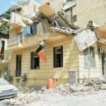 Πειραιάς: Κατέρρευσε κτίριο στο Πασαλιμάνι - Νεκρός ένας αστυνομικός, 9 συλλήψεις