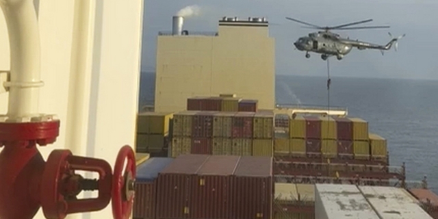 Στιγμιότυπο από βίντεο που παραχωρήθηκε στο Associated Press από αξιωματούχο της άμυνας της Μέσης Ανατολής που δείχνει επιδρομή ελικοπτέρου με στόχο πλοίο κοντά στα Στενά του Ορμούζ
