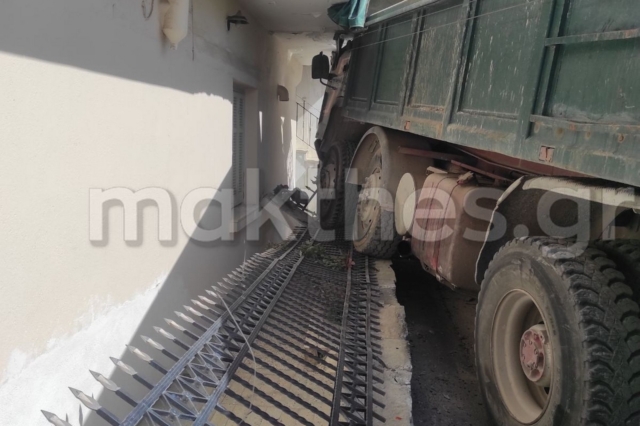 Θεσσαλονίκη: Φορτηγό έπεσε σε σπίτι στην Πολίχνη