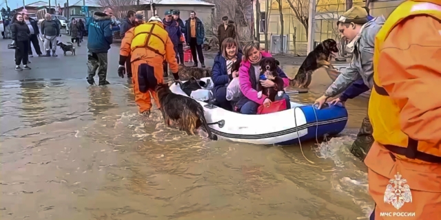 Απεγκλωβισμός κατοίκων στο πλημμυρισμένο Όρσκ