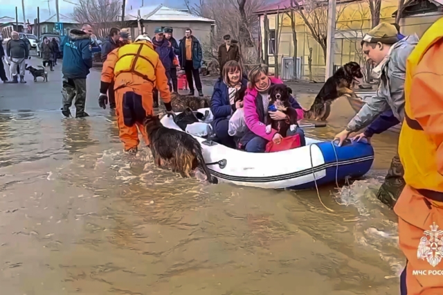 Απεγκλωβισμός κατοίκων στο πλημμυρισμένο Όρσκ