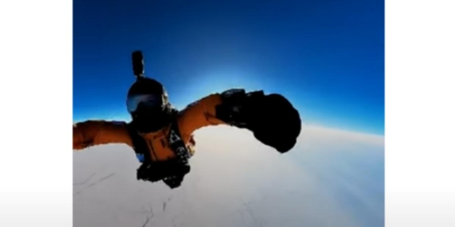 Έπεσαν με αλεξίπτωτο από την στρατόσφαιρα και έσπασαν το παγκόσμιο ρεκόρ
