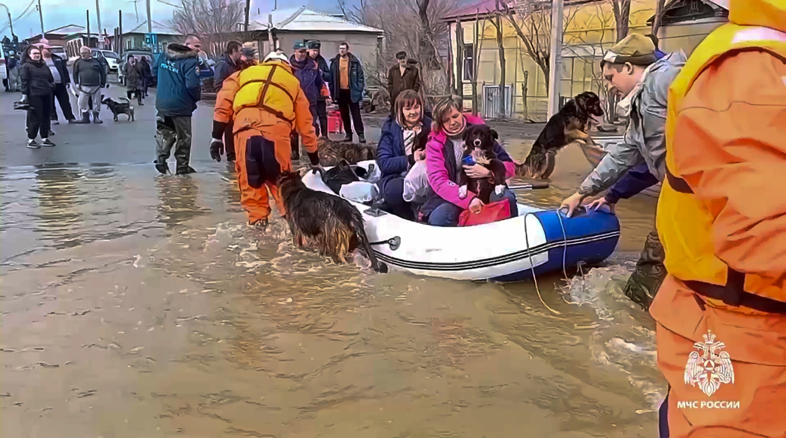 Απεγκλωβισμός κατοίκων στο πλημμυρισμένο Όρσκ