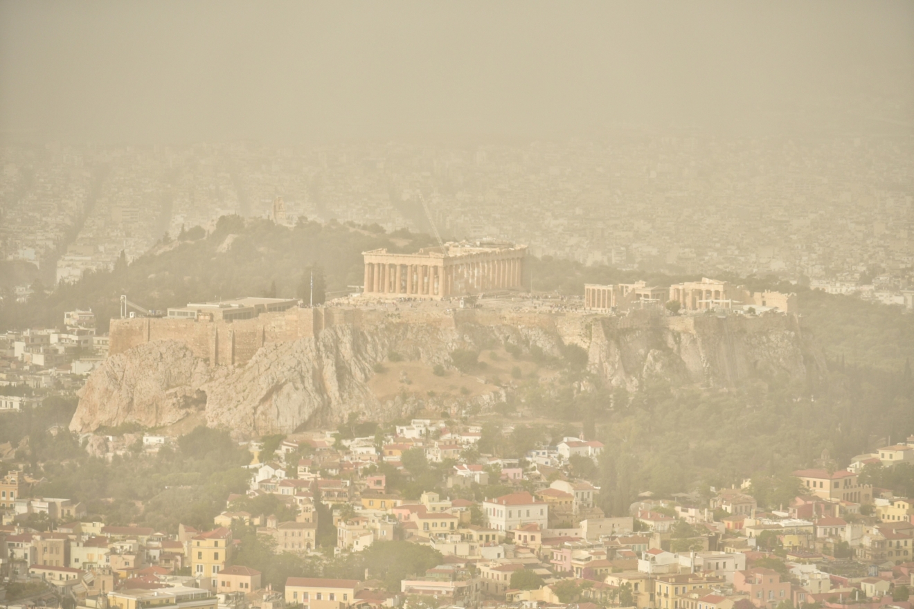 Η αφρικανική σκόνη συνεχίζει να “πνίγει” την Ελλάδα – Οι συστάσεις του υπ. Υγείας