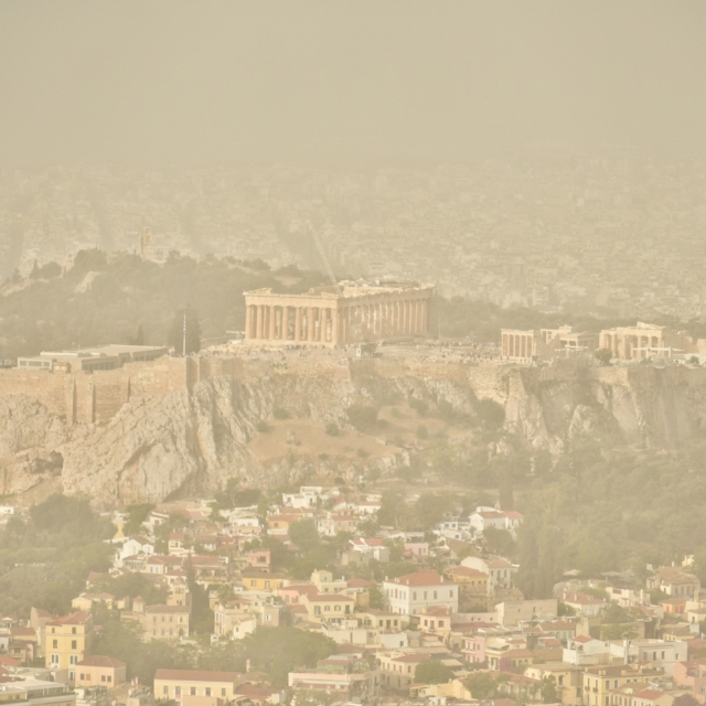 Η αφρικανική σκόνη συνεχίζει να “πνίγει” την Ελλάδα – Οι συστάσεις του υπ. Υγείας