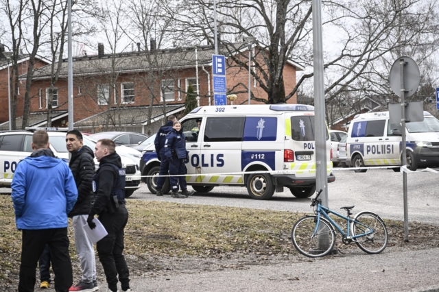 Αστυνομία έξω από το σχολείο που σημειώθηκαν οι πυροβολισμοί στη Φινλανδία