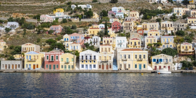 Σύμη: Βρήκε κιβώτιο με 200.000 πλαστά δολάρια μέσα στη θάλασσα