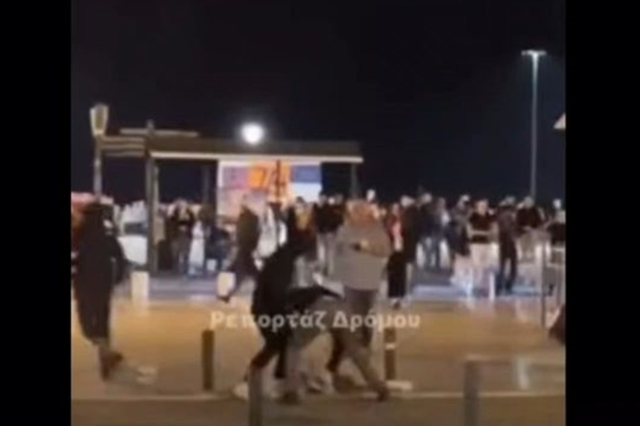 Στιγμιότυπο από την επίθεση στην πλατεία Αριστοτέλους στη Θεσσαλονίκη, το βράδυ της Παρασκευής