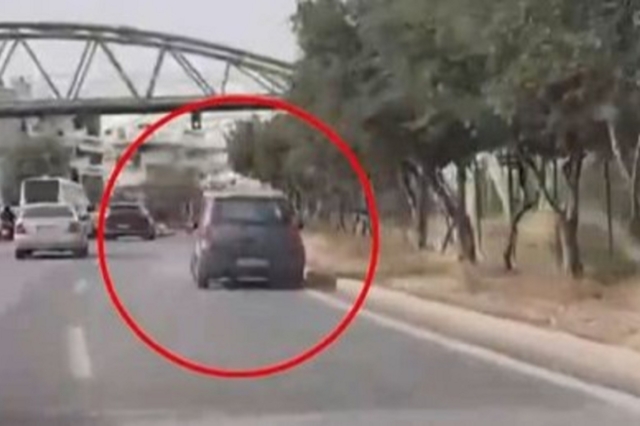 Τροχαίο στην Kατεχάκη: Τράκαρε και συνέχισε να οδηγεί ενώ το ΙΧ διαλυόταν – Βίντεο