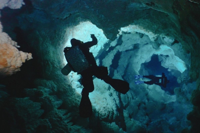 «UNDERWONDER»: Τηλεοπτική πρεμιέρα για τη νέα σειρά που «βουτά» στα υποβρύχια σπήλαια της Ελλάδας