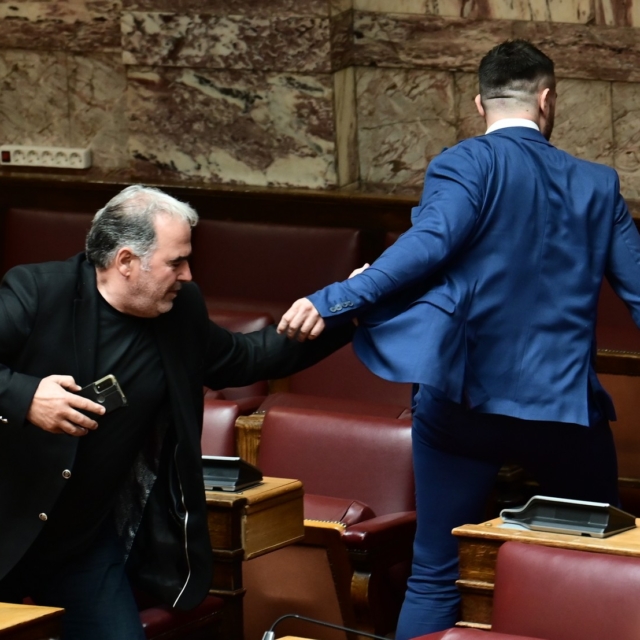 Βουλευτής προσπαθεί να συγκρατήσει τον Κ. Φλώρο