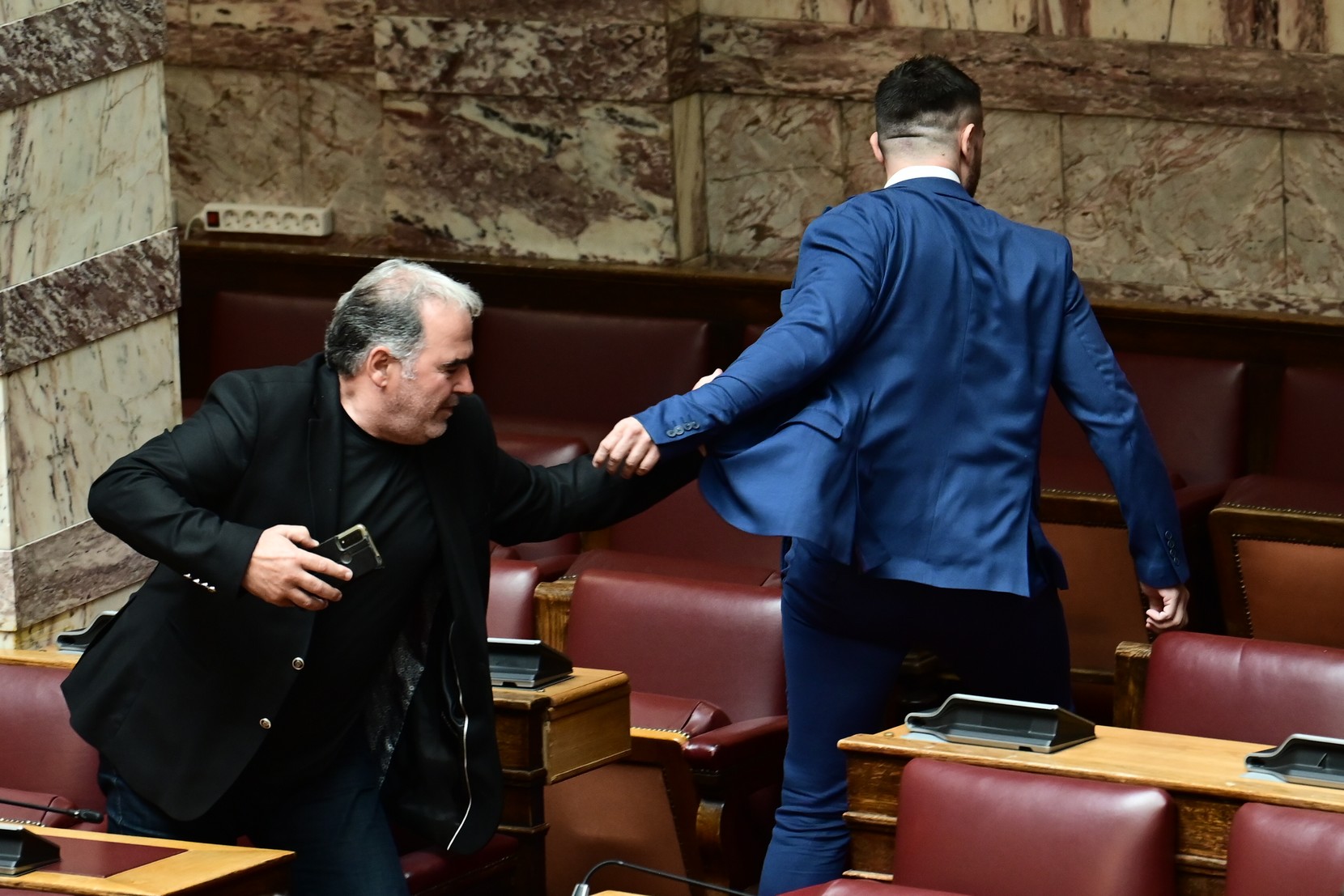 Βουλευτής προσπαθεί να συγκρατήσει τον Κ. Φλώρο