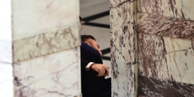 Ο Βασίλης Γραμμένος στο έδαφος μετά την επίθεση του Κ. Φλώρου