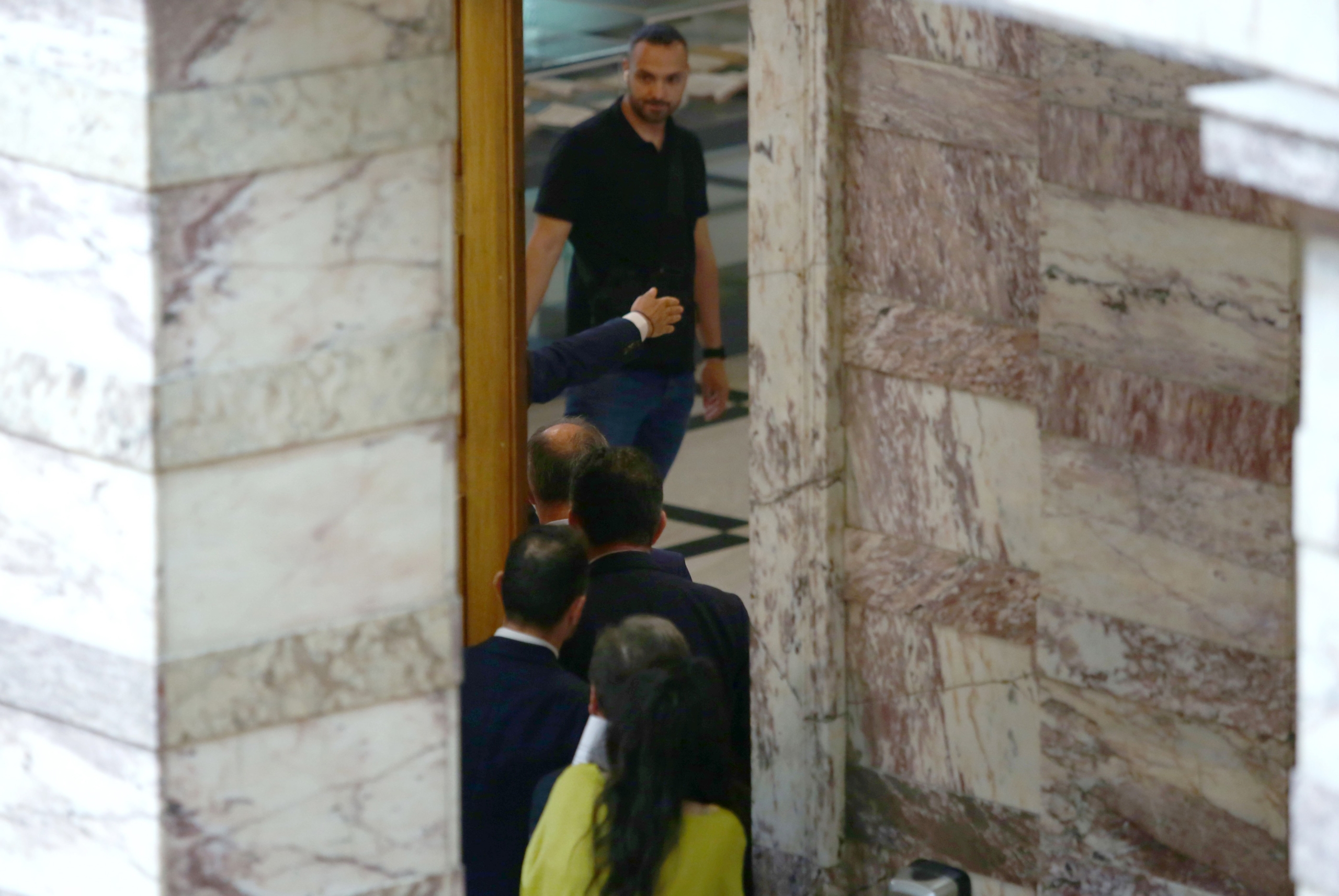 Βουλευτές μετά την επίθεση του Κ. Φλώρου στον κ. Γραμμένο