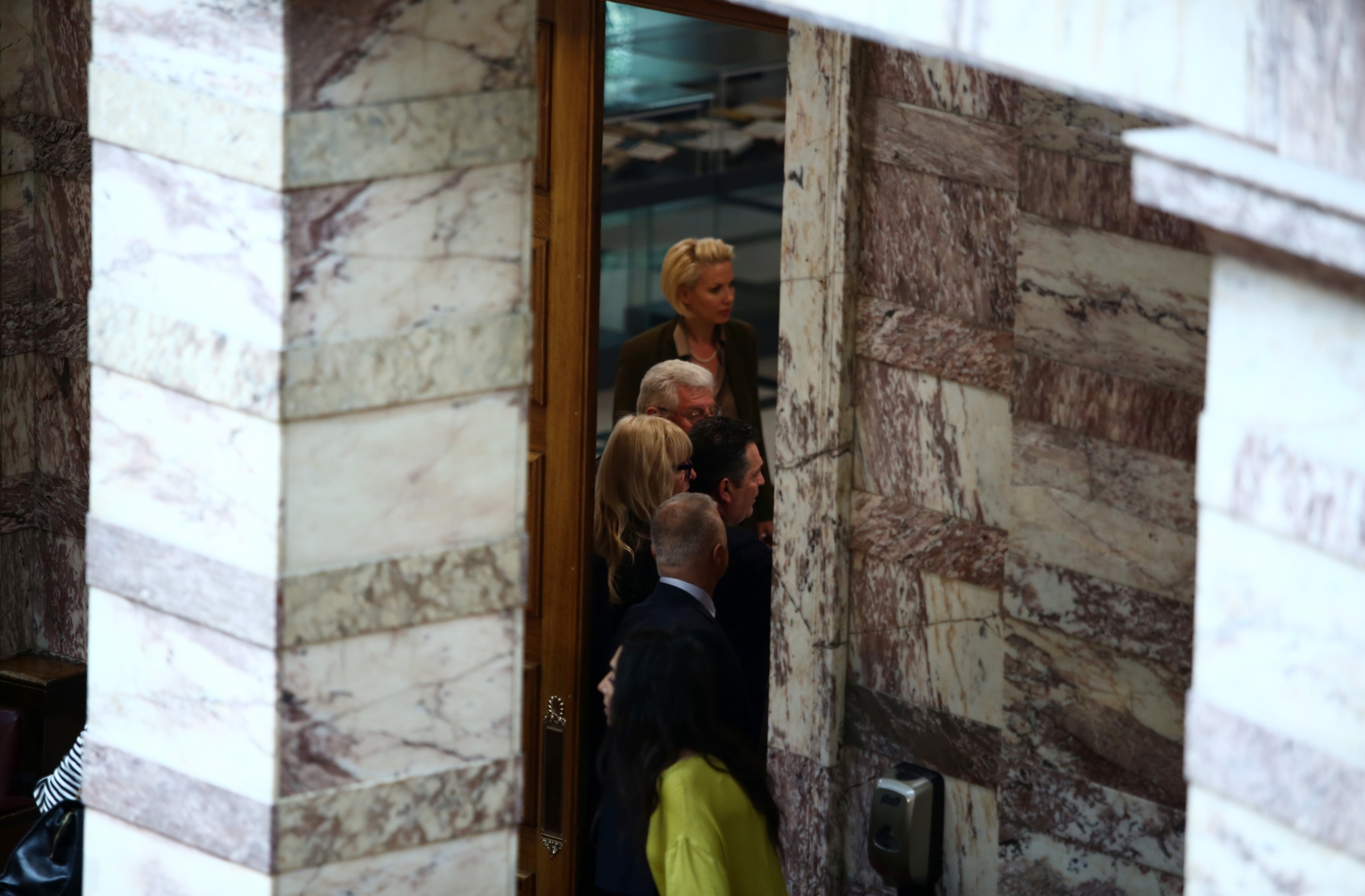 Βουλευτές μετά την επίθεση του Κ. Φλώρου στον κ. Γραμμένο