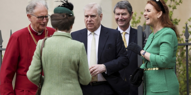 Μέλη της βασιλικής οικογένειας λίγο πριν την πασχαλινή λειτουργία στο παλάτι