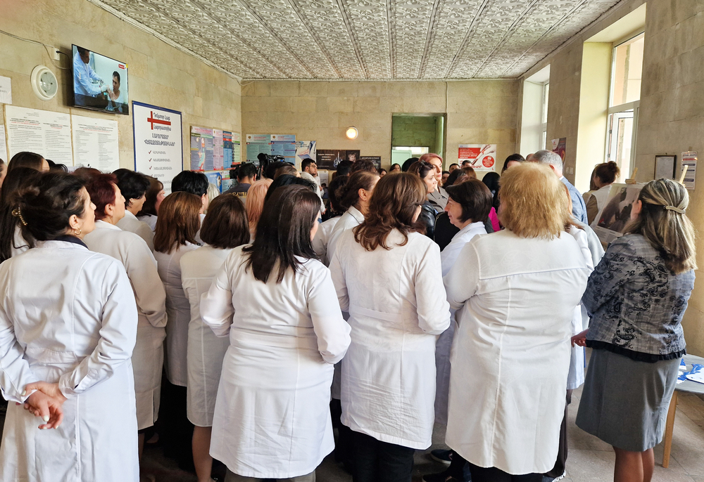 Η υπηρεσία αποτελεί μέρος ενός έργου που ξεκίνησε το 2023 από τη διεθνή ιατρική ανθρωπιστική οργάνωση Γιατροί Χωρίς Σύνορα, σε στενή συνεργασία με το Κέντρο Υγείας Arshakunyats, για την παροχή πρόσβασης σε εξετάσεις και θεραπεία του ιού της ηπατίτιδας C (HCV). Οι Γιατροί Χωρίς Σύνορα ξεκίνησαν αυτό το πρόγραμμα για την ηπατίτιδα C με βάση μια προσέγγιση που ονομάζεται «one stop shop» - οι ασθενείς μπορούν να εξεταστούν, να διαγνωστούν και να λάβουν ταυτόχρονα δωρεάν θεραπεία στον ίδιο χώρο.