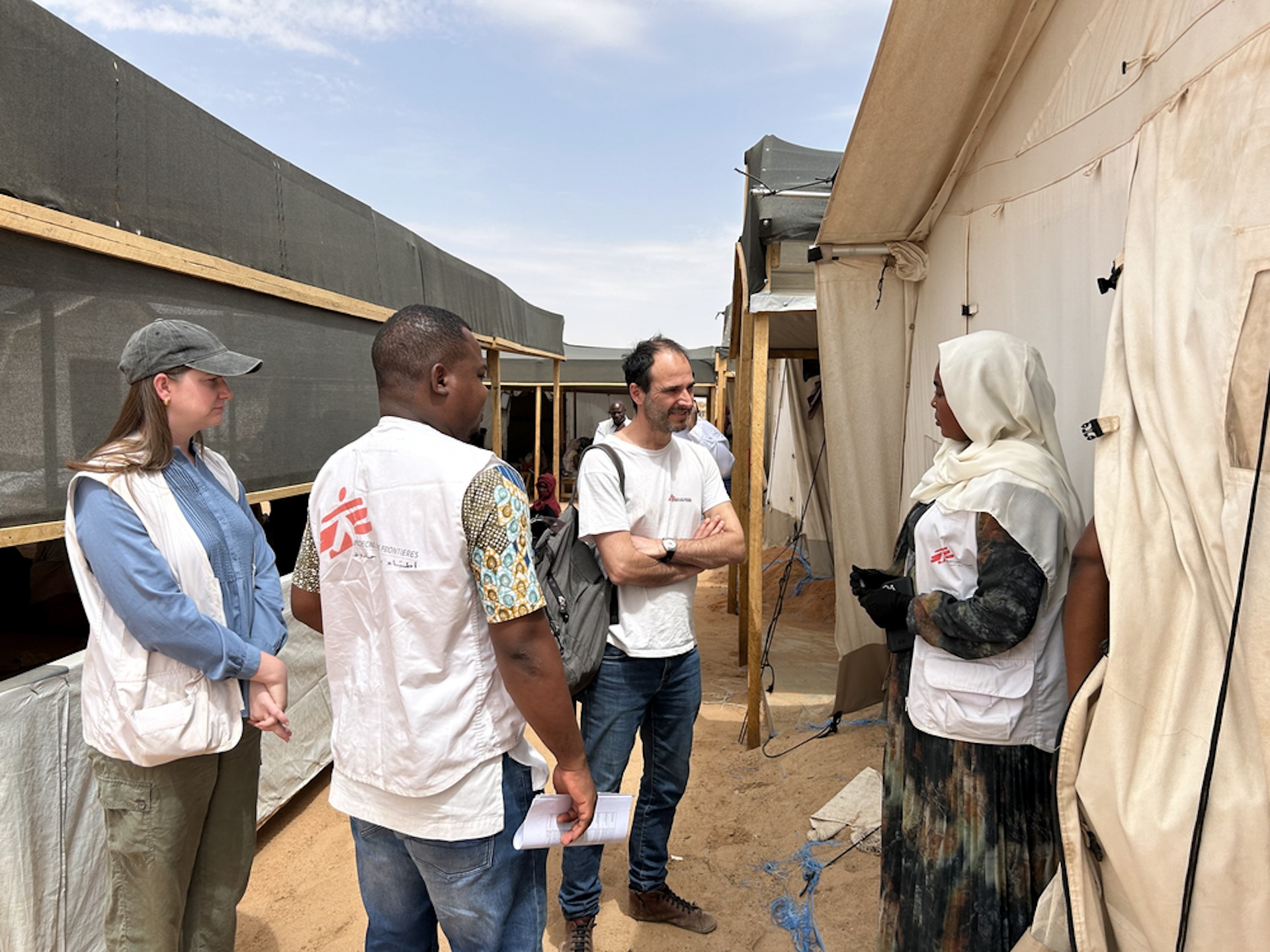 Ο Διεθνής πρόεδρος των Γιατρών Χωρίς Σύνορα, Δρ. Χρήστος Χρήστου συζητά με την ιατρική ομάδα κατά την διάρκεια της επίσκεψης του στο Adré, στο Ανατολικό Chad.