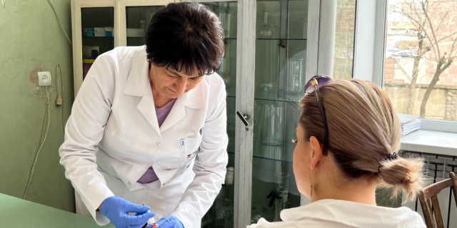 Στις 5 Απριλίου, η αποστολή των Γιατρών Χωρίς Σύνορα στην Αρμενία και οι εταίροι εγκαινίασαν μια νέα υπηρεσία για τον έλεγχο και τη θεραπεία του ιού της ηπατίτιδας C (HCV) στο πλαίσιο του υφιστάμενου έργου στο Κέντρο Υγείας Arshakunyats, στην πρωτεύουσα του Ερεβάν.
