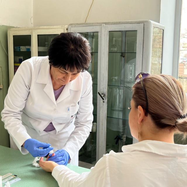 Στις 5 Απριλίου, η αποστολή των Γιατρών Χωρίς Σύνορα στην Αρμενία και οι εταίροι εγκαινίασαν μια νέα υπηρεσία για τον έλεγχο και τη θεραπεία του ιού της ηπατίτιδας C (HCV) στο πλαίσιο του υφιστάμενου έργου στο Κέντρο Υγείας Arshakunyats, στην πρωτεύουσα του Ερεβάν.