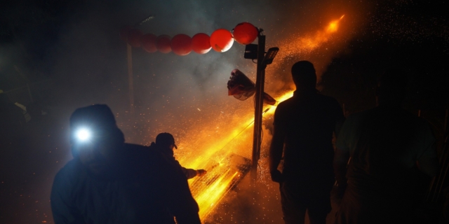 Χίος: Φαντασμαγορία στον ουρανό από τον ρουκετοπόλεμο στο Βροντάδο