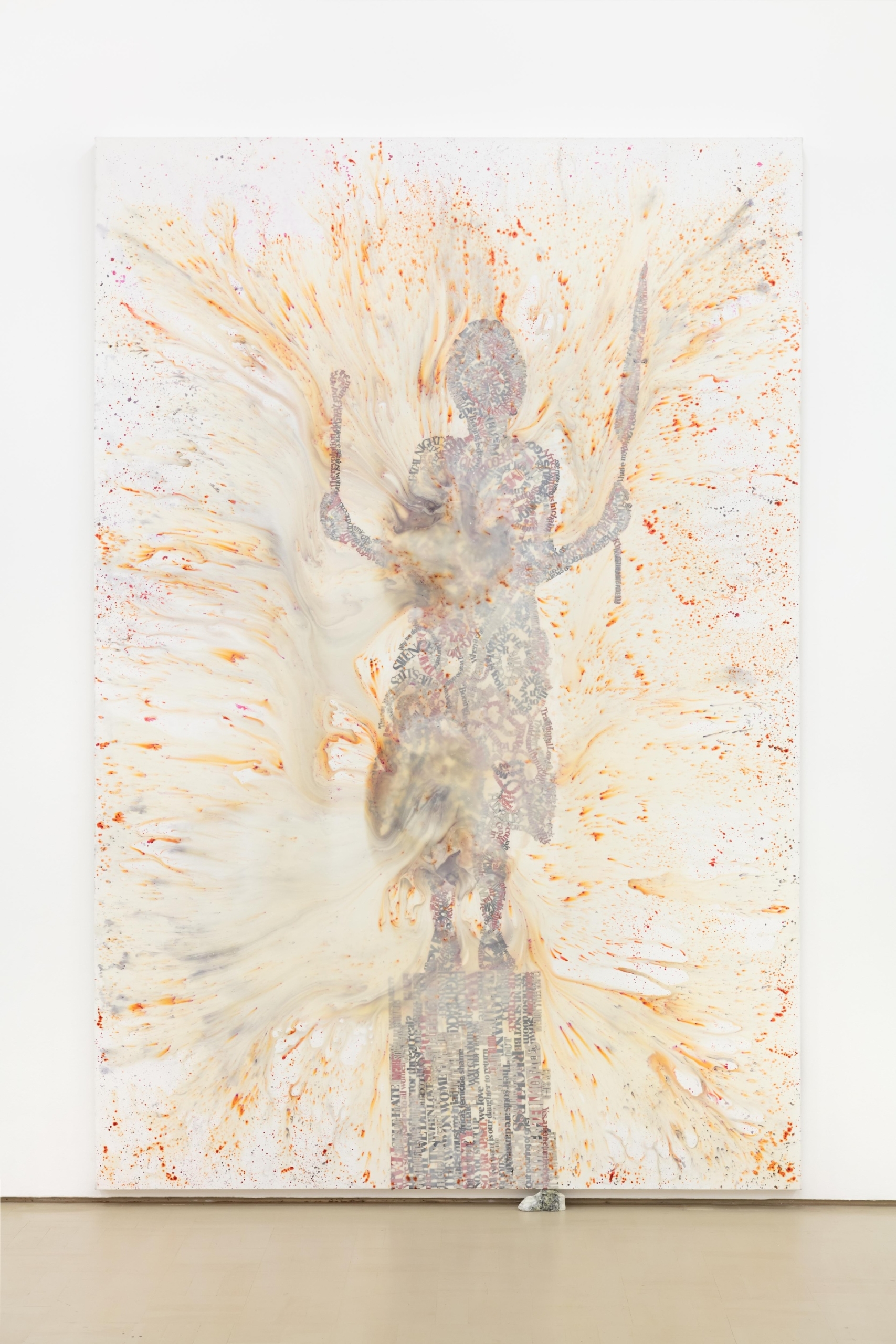 Penny SiopisRestless Republic: Groundswell, 2017 Αποκόμματα εφημερίδων, κόλλα, μελάνι και ευρεθέν αντικείμενο σε καμβά 300 x 200 εκ. Συλλογή της καλλιτέχνιδας Φωτογραφία: Ευγενική παραχώρηση της καλλιτέχνιδας