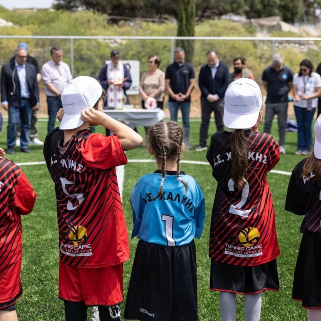 Τα 61 παιδιά της Χάλκης έχουν πλέον γήπεδο ποδοσφαίρου – Το χαμόγελό τους να βλέπατε…