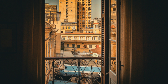 “Και βγήκα στο μπαλκόνι μελαγχολικά” – Στην ανακαινισμένη οικία του Κ.Π. Καβάφη