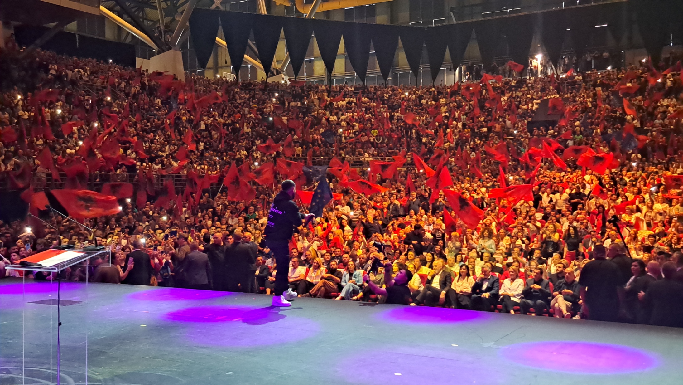 Ομιλία του Έντι Ράμα στο κλειστό του Γαλατσίου