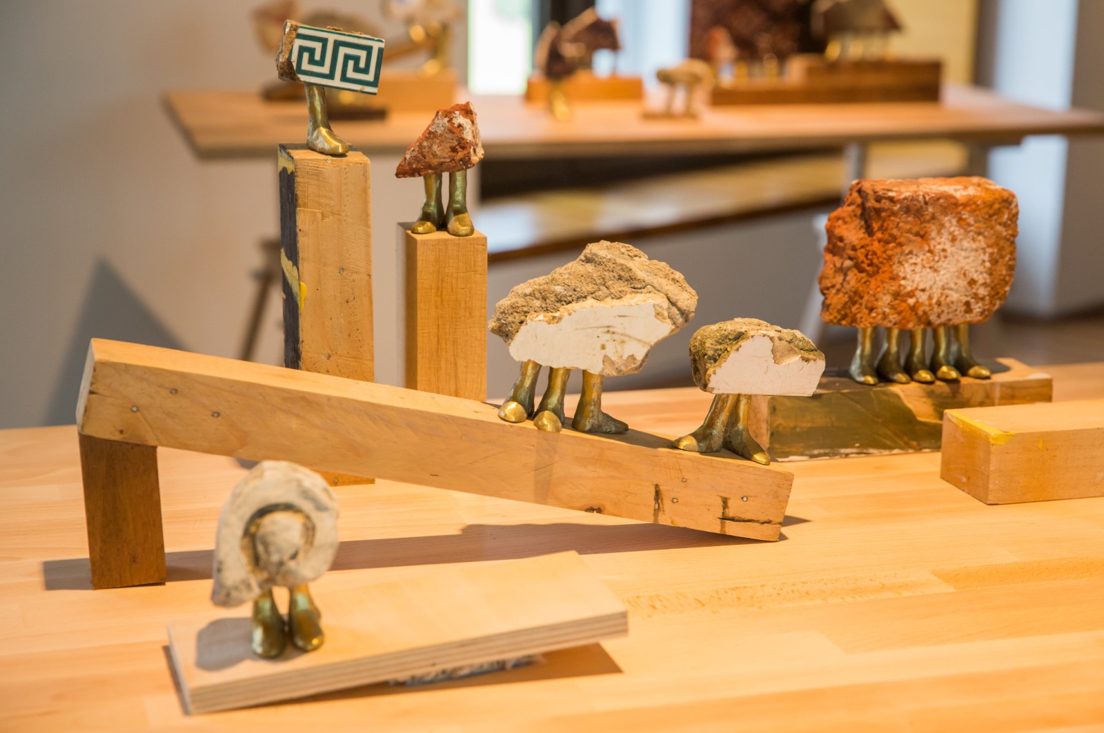 Hera Büyüktaşcıyan A Study on Endless Archipelagos, 2017-19 Aρχιτεκτονικά θραύσματα, χαλκός, ξύλο Άποψη εγκατάστασης: Singapore Art Museum, 2019 Ευγενική παραχώρηση της καλλιτέχνιδας και της γκαλερί Green Art