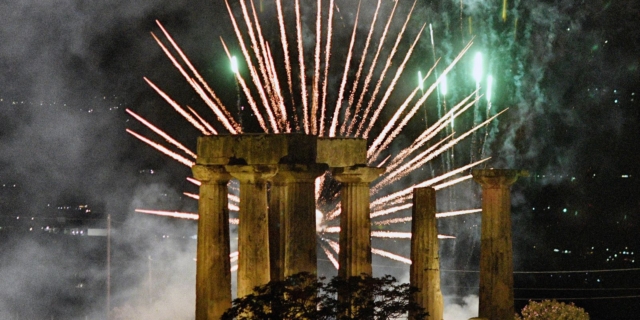 Χριστός Ανέστη: Με κατάνυξη και λαμπρότητα η Ανάσταση σε κάθε άκρη της χώρας