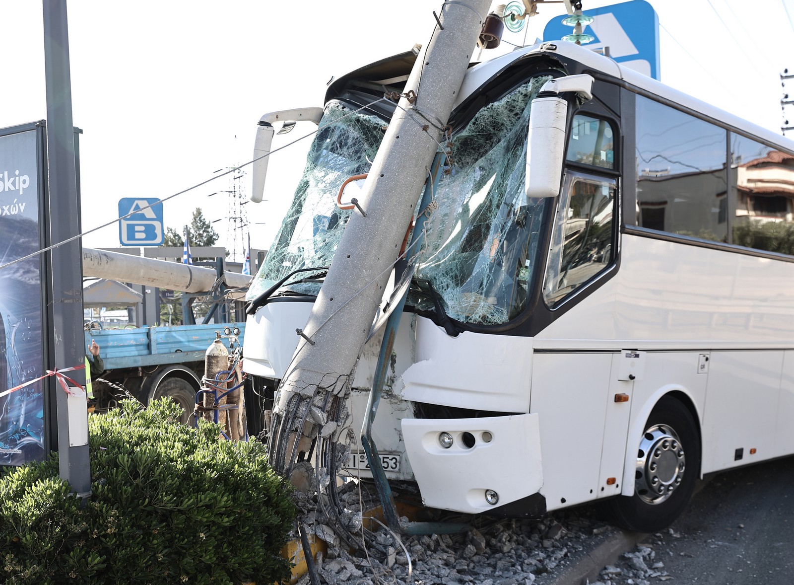 Πούλμαν έπεσε σε κολώνα στη Λαυρίου
