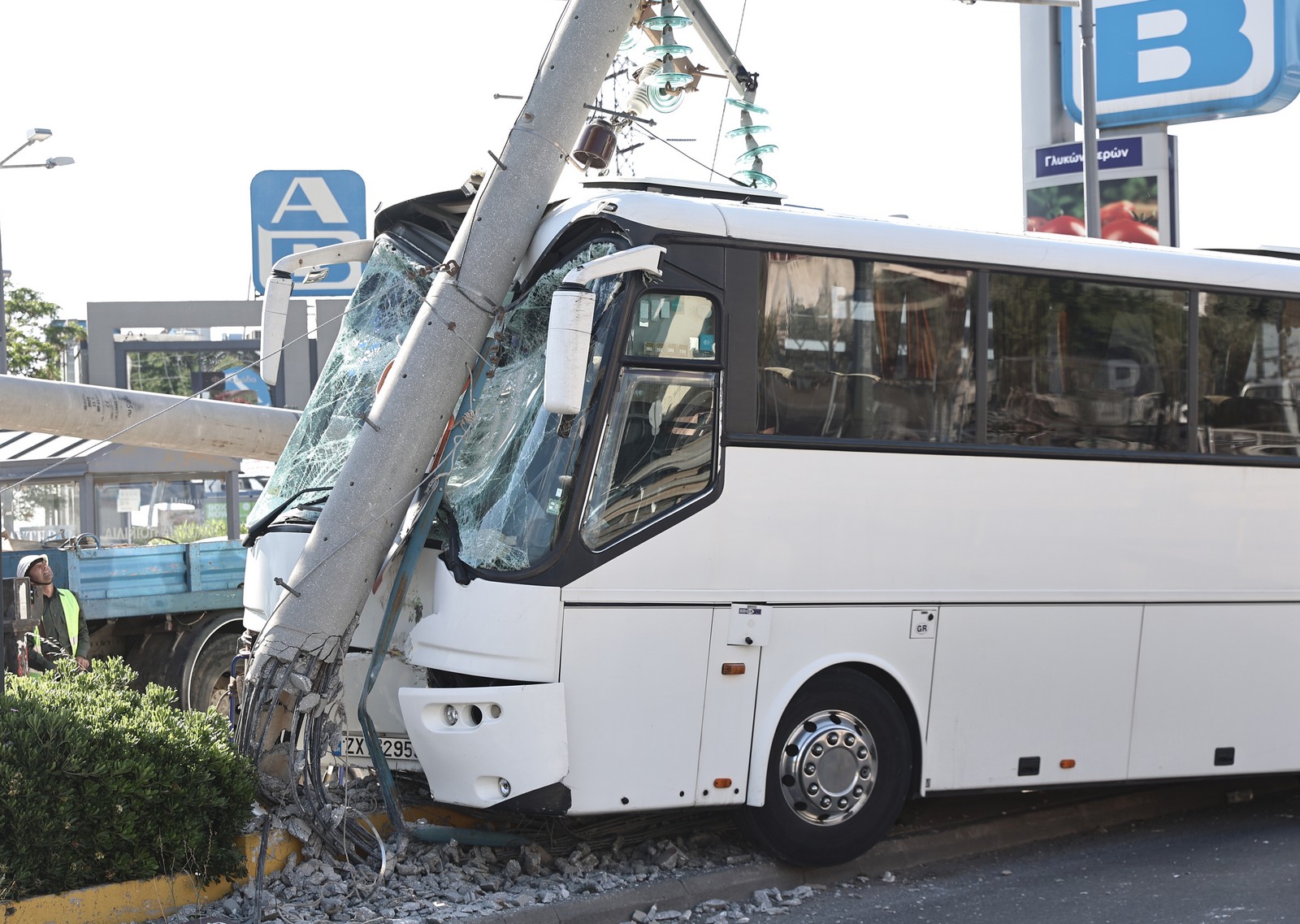 Πούλμαν έπεσε σε κολώνα στη Λαυρίου