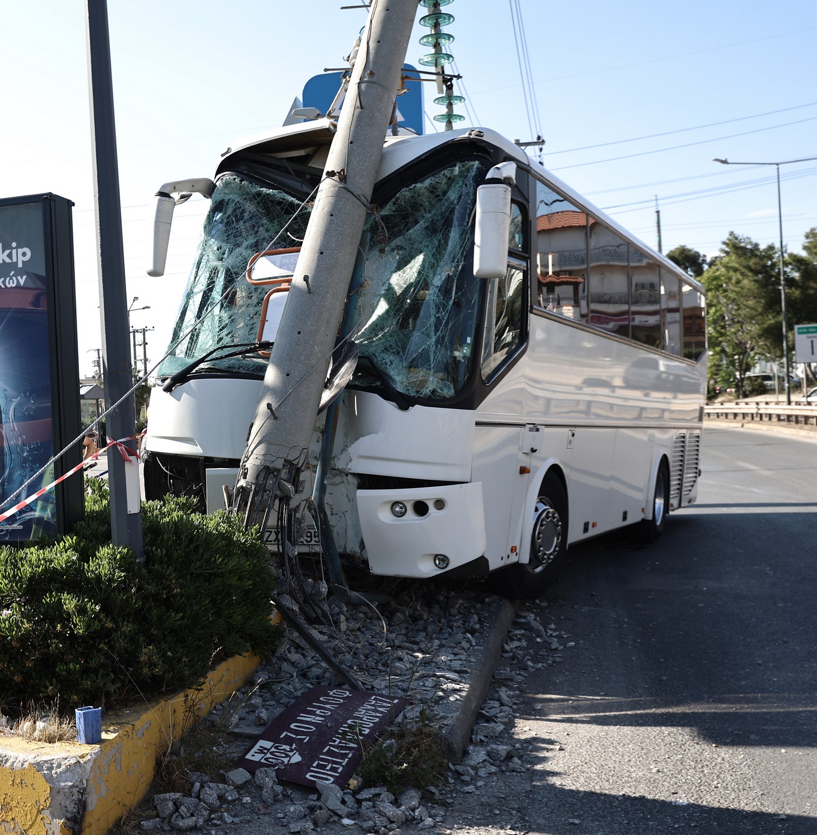 Πούλμαν έπεσε σε κολώνα στη Λαυρίου