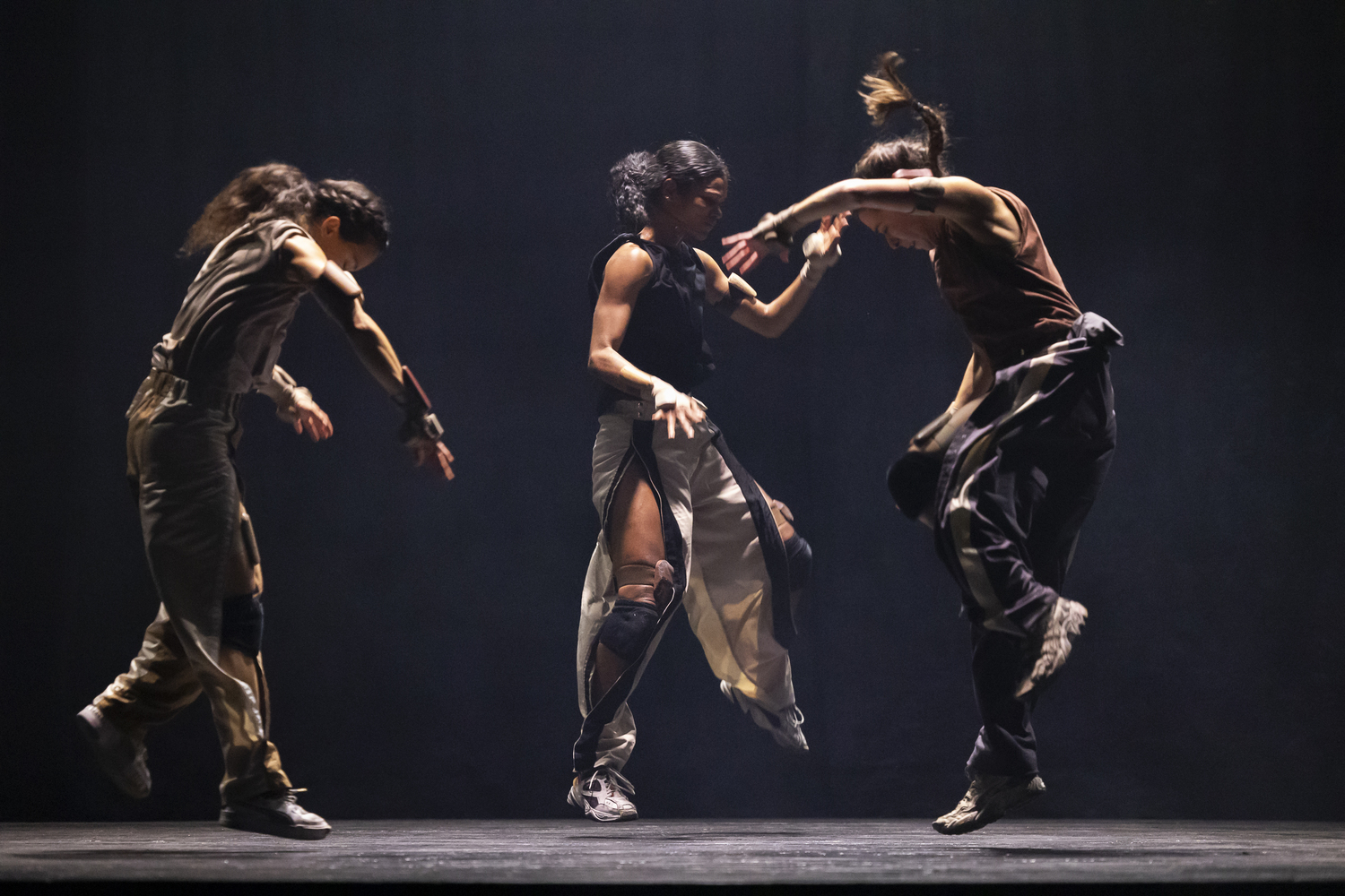 Kat Válastur- Strong Born