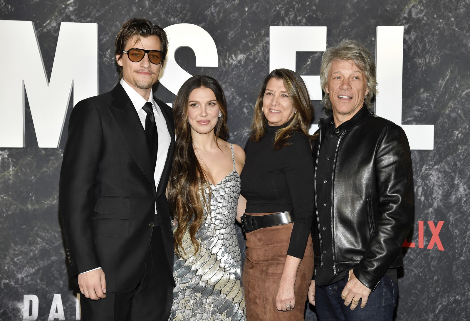 Η Millie Bobby Brown με τον Jake Bongiovi και τους γονείς του