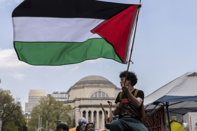 Διαδηλωτής φοιτητής ανεμίζει παλαιστινιακή σημαία στην πανεπιστημιούπολη του Πανεπιστημίου Κολούμπια