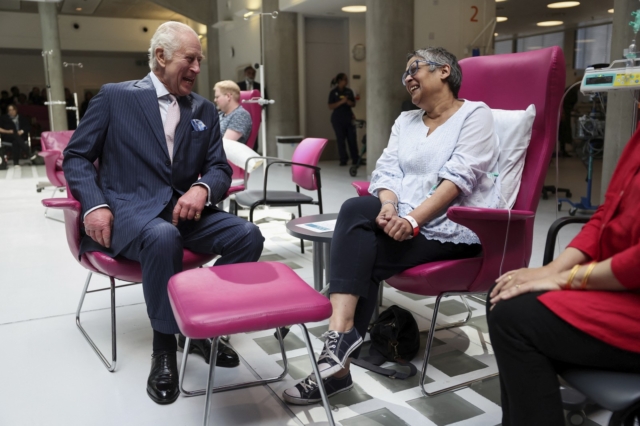 Επίσκεψη του Βασιλιά Καρόλου σε αντικαρκινικό κέντρο στο Λονδίνο