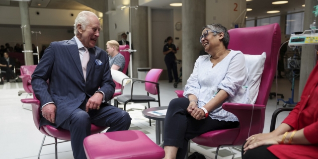 Επίσκεψη του Βασιλιά Καρόλου σε αντικαρκινικό κέντρο στο Λονδίνο