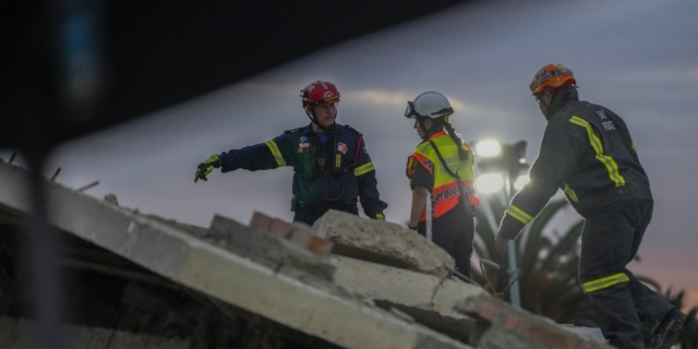 Σωστικά συνεργεία στα συντρίμμια κτιρίου που κατέρρευσε στην πόλη Τζορτζ στη Νότια Αφρική