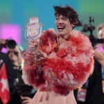 Eurovision 2024: Το Nemo εκτός από τον "κώδικα" έσπασε και το τρόπαιο - Δείτε βίντεο