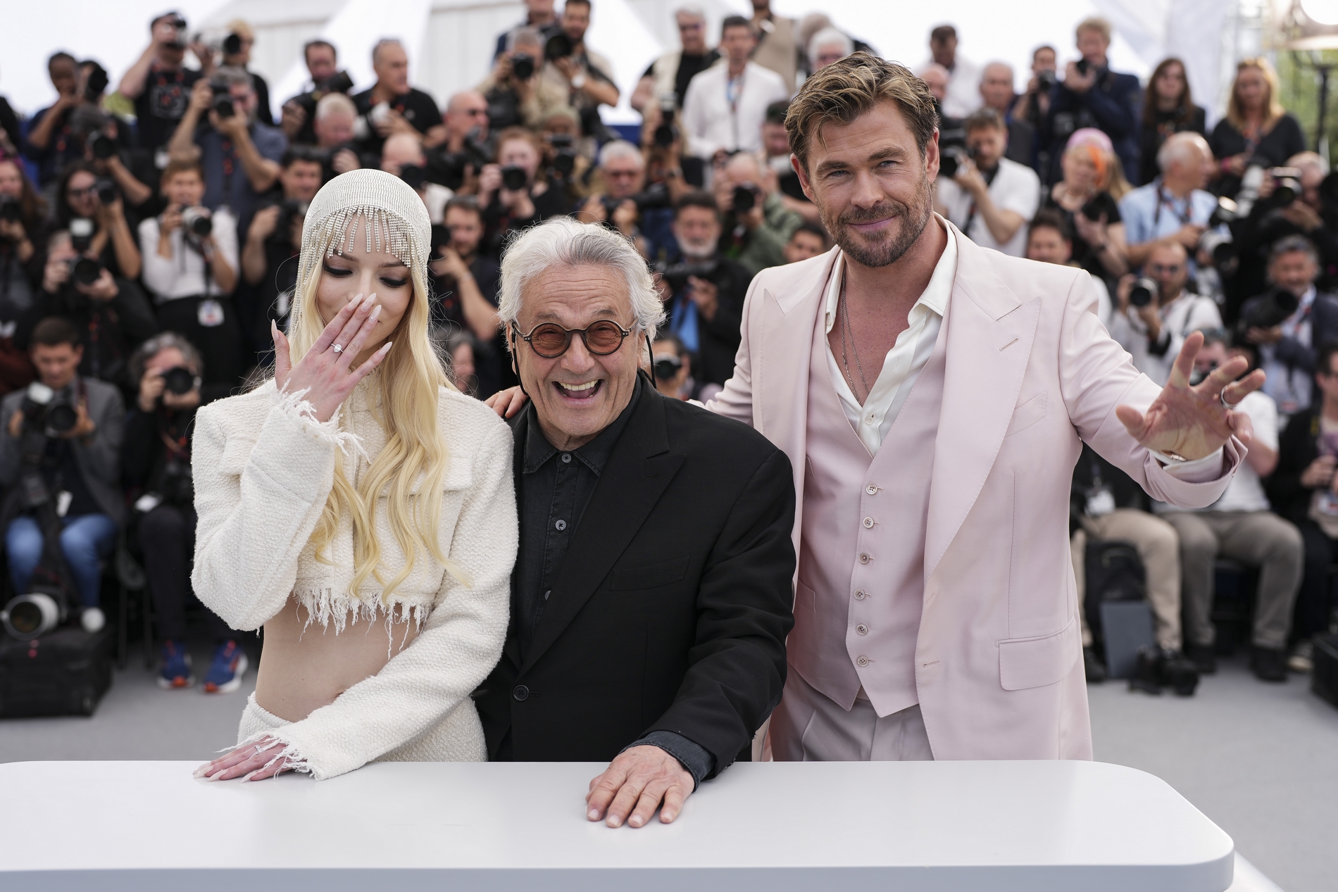 Η Anya Taylor-Joy, from left, ο George Miller και ο Chris Hemsworth