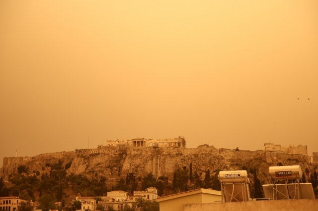 Σκόνη που έχει μεταφερθεί από την Έρημο Σαχάρα της Αφρικής, καλύπτει την ατμόσφαιρα της Αττικής, στην Αθήνα, στις 23 Απριλίου, 2024