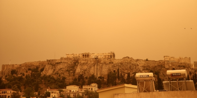 Σκόνη που έχει μεταφερθεί από την Έρημο Σαχάρα της Αφρικής, καλύπτει την ατμόσφαιρα της Αττικής, στην Αθήνα, στις 23 Απριλίου, 2024