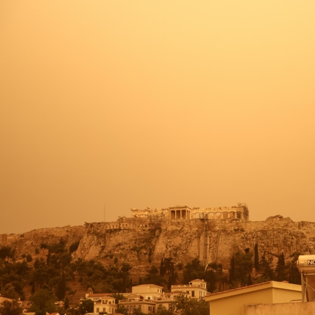 Σκόνη που έχει μεταφερθεί από την Έρημο Σαχάρα της Αφρικής, καλύπτει την ατμόσφαιρα της Αττικής, στην Αθήνα, στις 23 Απριλίου, 2024