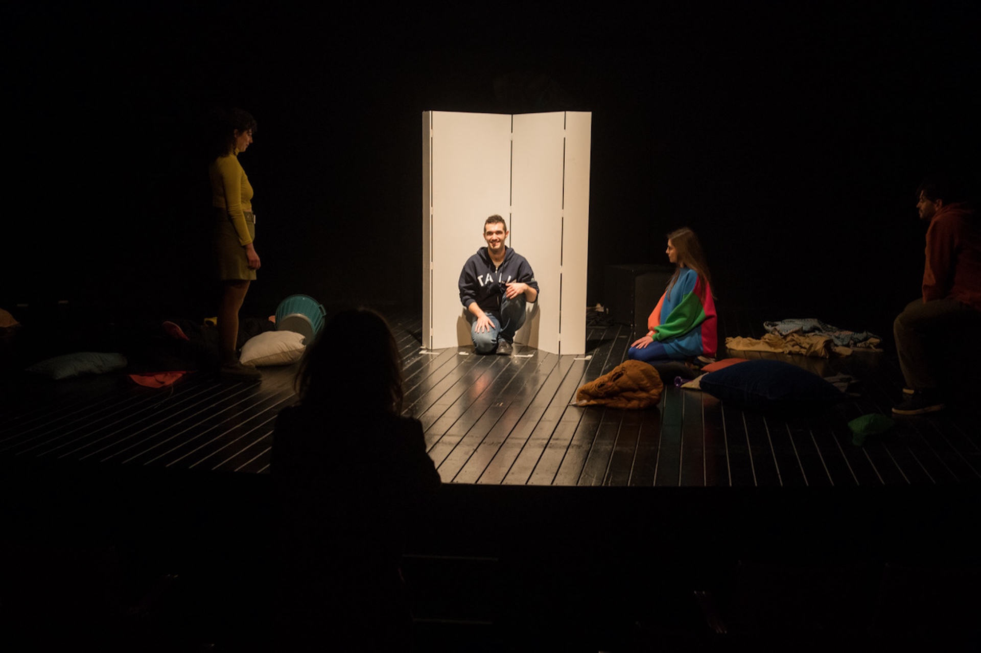 801,5 μ. | Μια παράσταση θεάτρου - ντοκουμέντο