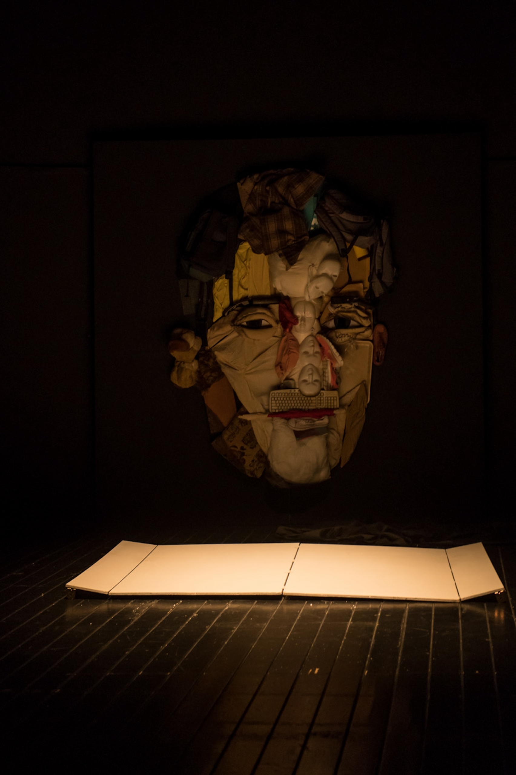 801,5 μ. | Μια παράσταση θεάτρου - ντοκουμέντο