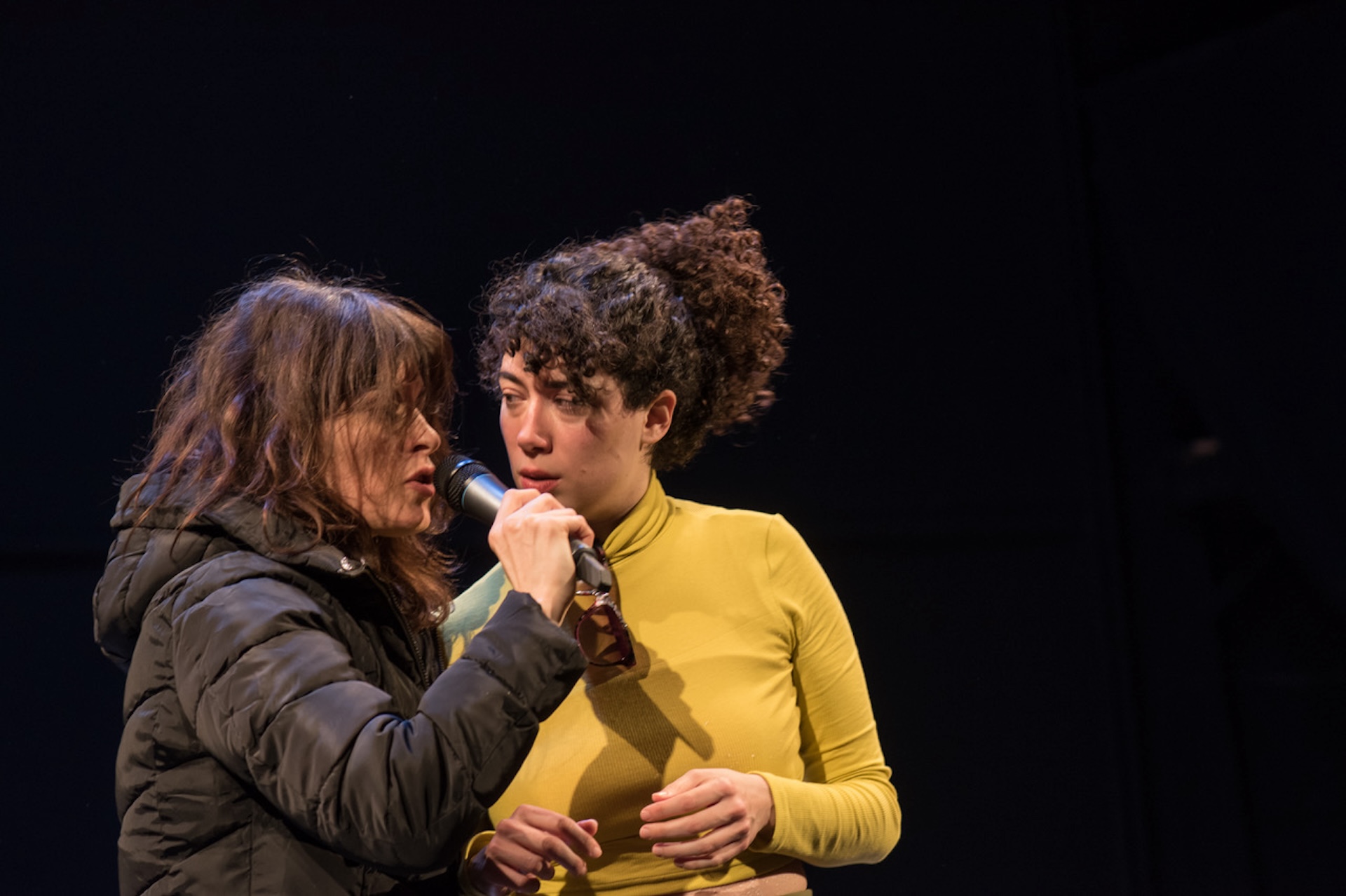 801,5 μ. | Μια παράσταση θεάτρου - ντοκουμέντο